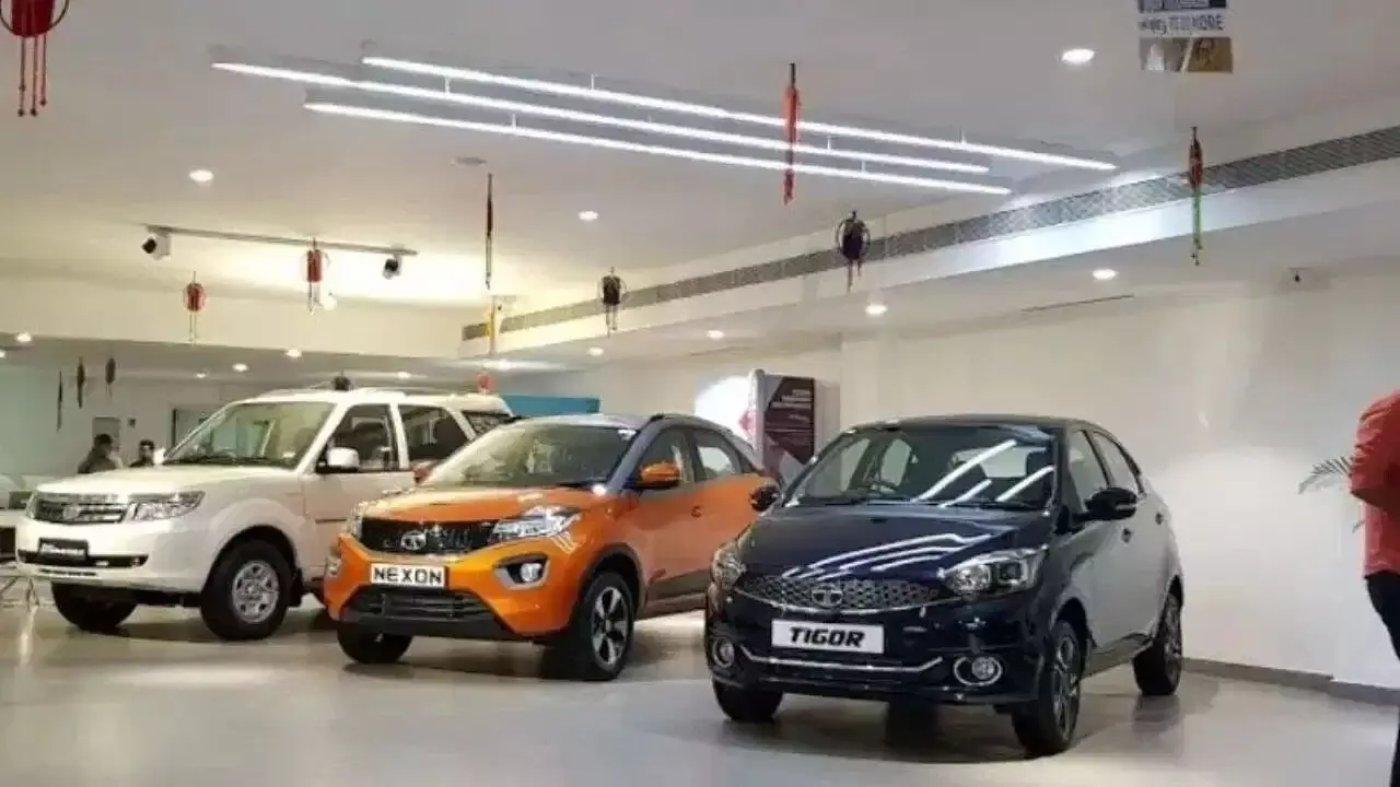 Car Warranty: కొత్త కారు కొంటున్నారా? వారంటీ కార్డు దాచుకుంటే సరిపోదు..ఈ సీక్రెట్స్ తెలిస్తే లక్షలు ఆదా Car Warranty: కొత్త కారు కొంటున్నారా? వారంటీ కార్డు దాచుకుంటే సరిపోదు..ఈ సీక్రెట్స్ తెలిస్తే లక్షలు ఆదా