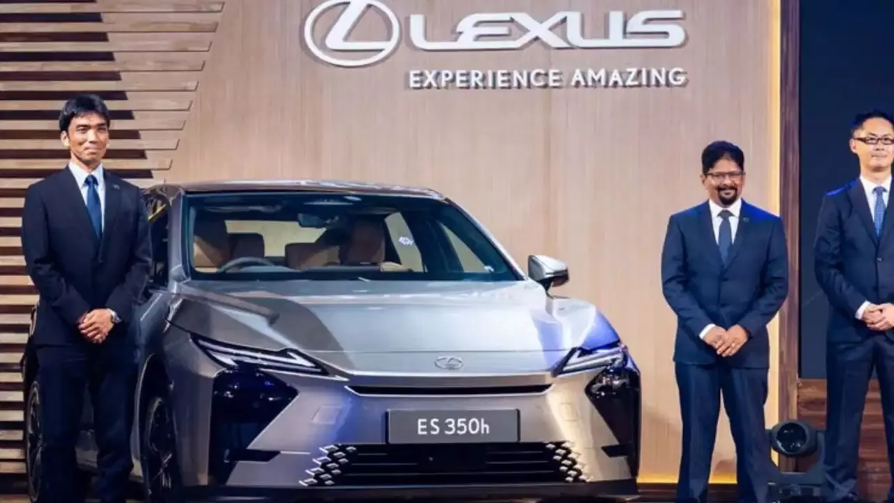 Lexus: లీటరుకు 25 కిమీ మైలేజ్.. లెక్సస్ కొత్త లగ్జరీ హైబ్రిడ్ సెడాన్ లాంచ్.. ఫీచర్లు చూస్తే షాకే Lexus: లీటరుకు 25 కిమీ మైలేజ్.. లెక్సస్ కొత్త లగ్జరీ హైబ్రిడ్ సెడాన్ లాంచ్.. ఫీచర్లు చూస్తే షాకే