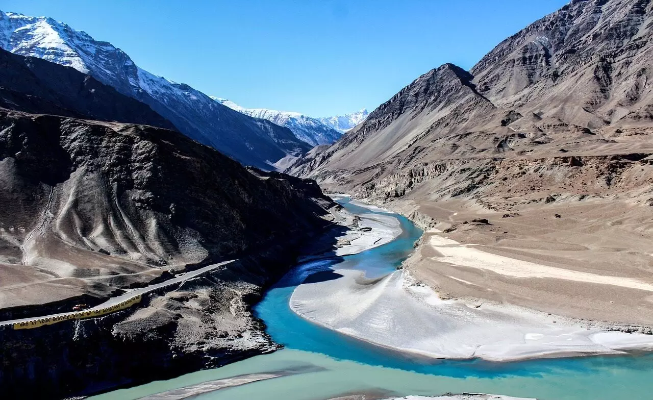 Indus Waters: సింధు జలాల ఒప్పందంపై భారత్ కఠిన వైఖరి.. హేగ్ తీర్పు అమోదయోగ్యం కాదని స్పష్టం Indus Waters: సింధు జలాల ఒప్పందంపై భారత్ కఠిన వైఖరి.. హేగ్ తీర్పు అమోదయోగ్యం కాదని స్పష్టం