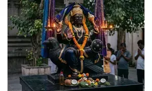 Devotees Offer Sesame Oil to Shani Dev: శనిదేవునికి ఆవనూనె సమర్పించడం వెనుక రహస్యం Devotees Offer Sesame Oil to Shani Dev: శనిదేవునికి ఆవనూనె సమర్పించడం వెనుక రహస్యం