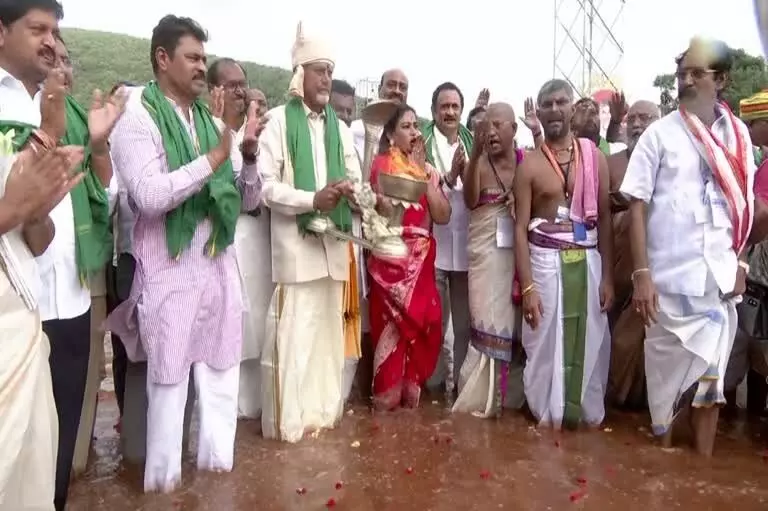CM Chandrababu: పోలవరం ఎడమ కాలువ ద్వారా ఉత్తరాంధ్రకు గోదావరి జలాలు.. జలహారతి ఇచ్చిన సీఎం చంద్రబాబు CM Chandrababu: పోలవరం ఎడమ కాలువ ద్వారా ఉత్తరాంధ్రకు గోదావరి జలాలు.. జలహారతి ఇచ్చిన సీఎం చంద్రబాబు