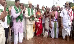 CM Chandrababu: పోలవరం ఎడమ కాలువ ద్వారా ఉత్తరాంధ్రకు గోదావరి జలాలు.. జలహారతి ఇచ్చిన సీఎం చంద్రబాబు CM Chandrababu: పోలవరం ఎడమ కాలువ ద్వారా ఉత్తరాంధ్రకు గోదావరి జలాలు.. జలహారతి ఇచ్చిన సీఎం చంద్రబాబు