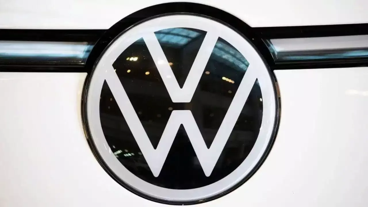 Volkswagen: ఆటోరంగంలో భారీ కుదుపు.. ఏకంగా లక్ష మంది ఉద్యోగుల తొలగింపునకు ఫోక్స్వ్యాగన్ Volkswagen: ఆటోరంగంలో భారీ కుదుపు.. ఏకంగా లక్ష మంది ఉద్యోగుల తొలగింపునకు ఫోక్స్వ్యాగన్