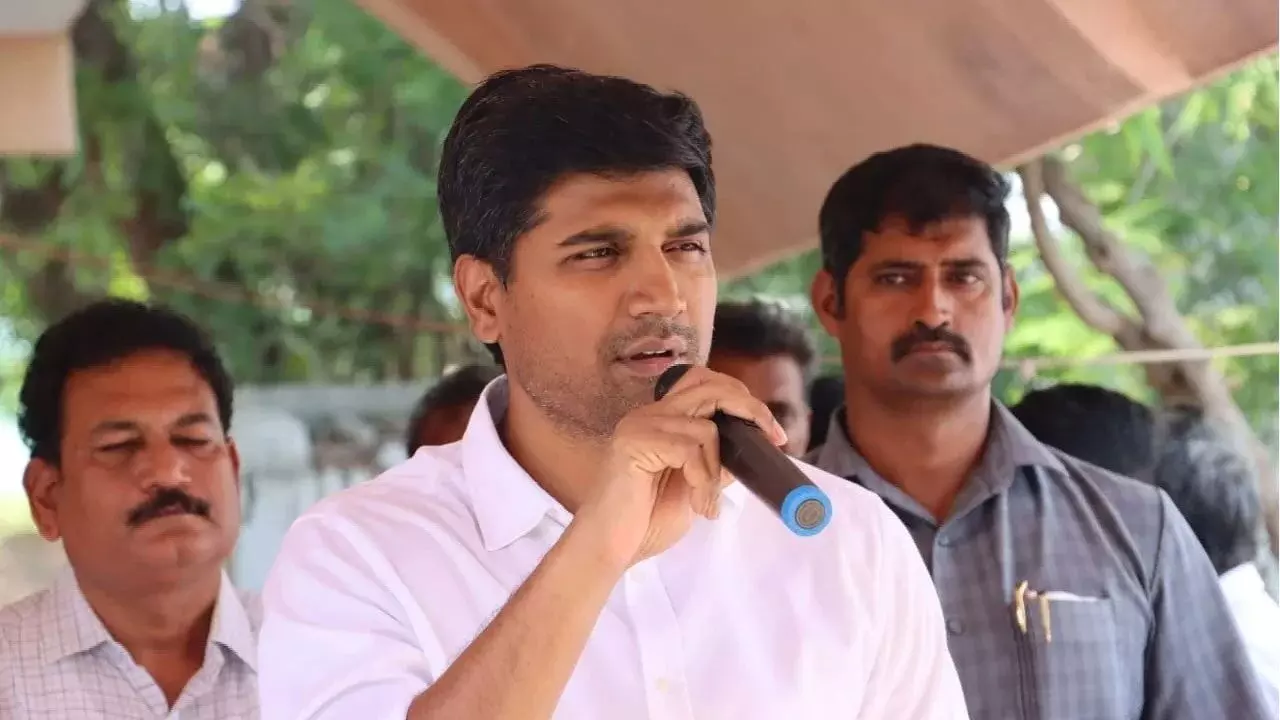 MP Lavu Sri Krishna Devarayalu: విద్యార్థులు ప్రజాస్వామ్యం, రాజ్యాంగం, ప్రజాసేవలపై అవగాహన పెంచుకోవాలి: నరసరావుపేట ఎంపీ లావు శ్రీకృష్ణదేవరాయులు MP Lavu Sri Krishna Devarayalu: విద్యార్థులు ప్రజాస్వామ్యం, రాజ్యాంగం, ప్రజాసేవలపై అవగాహన పెంచుకోవాలి: నరసరావుపేట ఎంపీ లావు శ్రీకృష్ణదేవరాయులు