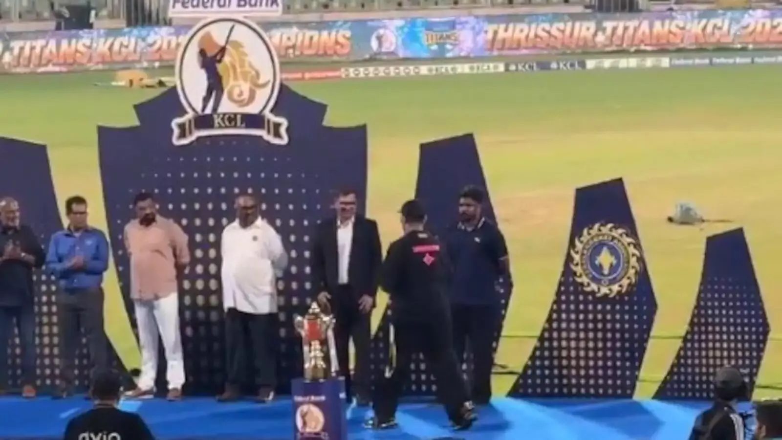 Sreesanth and Sanju Samson Miss the Handshake: శ్రీశాంత్-సంజూ శాంసన్ హ్యాండ్షేక్ ఎందుకు మిస్? వైరల్ వీడియోతో కొత్త చర్చ Sreesanth and Sanju Samson Miss the Handshake: శ్రీశాంత్-సంజూ శాంసన్ హ్యాండ్షేక్ ఎందుకు మిస్? వైరల్ వీడియోతో కొత్త చర్చ