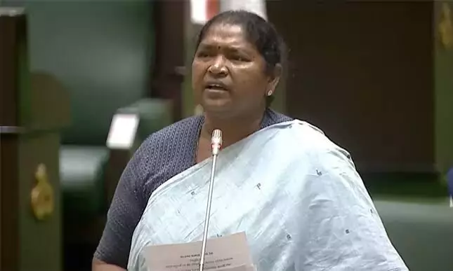 Minister Seethakka: స్పీకర్పై తాతా మధు అవమానకర వ్యాఖ్యలు.. మంత్రి సీతక్క కంటతడి.. ఎస్సీ/ఎస్టీ కేసు పెట్టాలని డిమాండ్ Minister Seethakka: స్పీకర్పై తాతా మధు అవమానకర వ్యాఖ్యలు.. మంత్రి సీతక్క కంటతడి.. ఎస్సీ/ఎస్టీ కేసు పెట్టాలని డిమాండ్