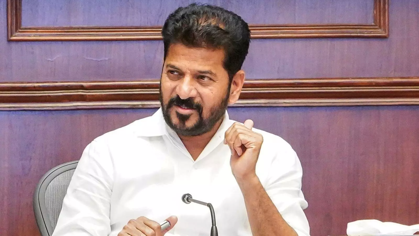 CM Revanth Reddy: 22ఏ నిషేధిత భూముల వివాదంపై సీఎం రేవంత్ ఫోకస్.. అధికారులను ఆరా తీసిన ముఖ్యమంత్రి CM Revanth Reddy: 22ఏ నిషేధిత భూముల వివాదంపై సీఎం రేవంత్ ఫోకస్.. అధికారులను ఆరా తీసిన ముఖ్యమంత్రి