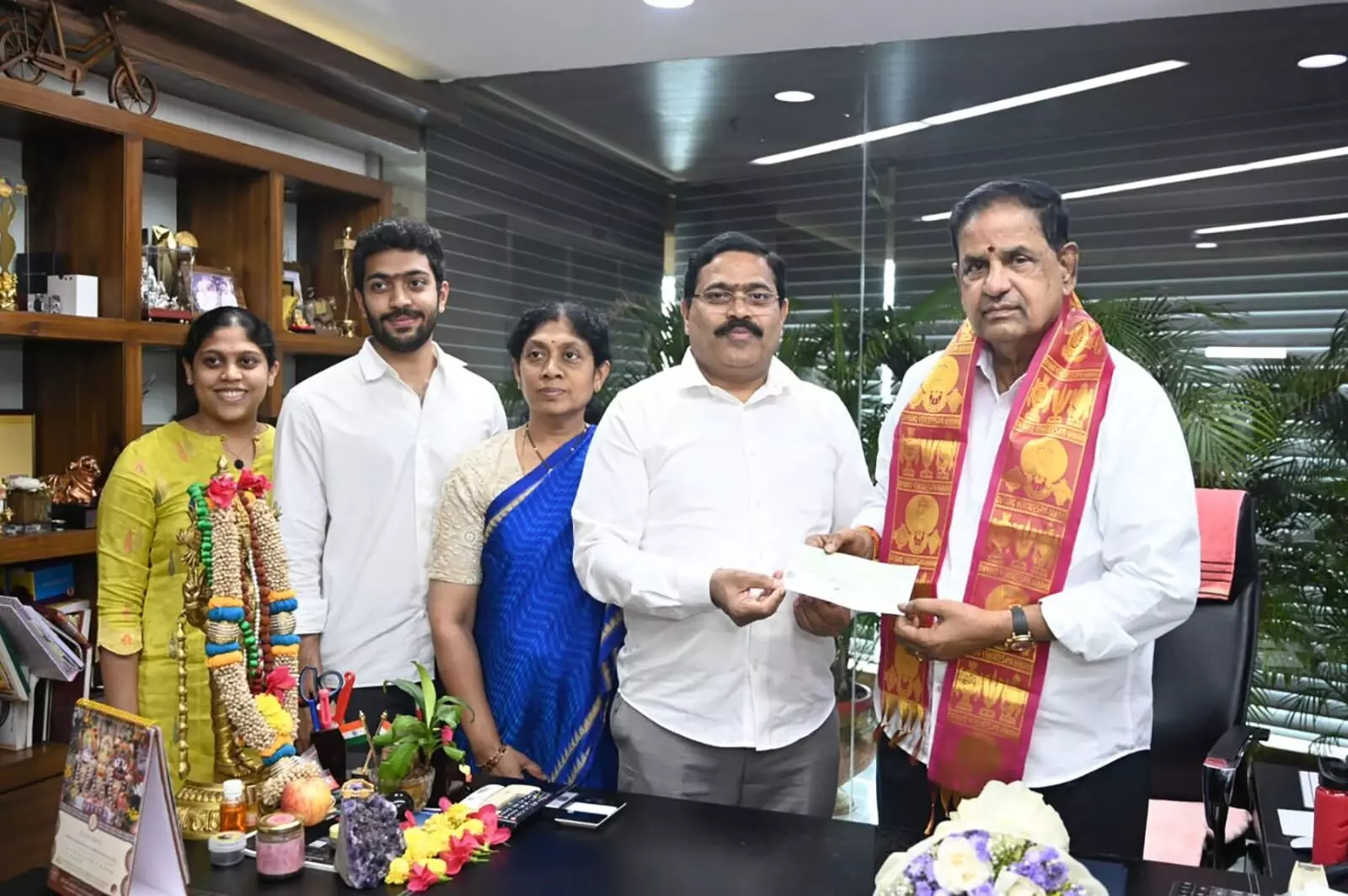 Tirumala Tirupati Devasthanams: టీటీడీ ఎస్వీ గోసంరక్షణ ట్రస్ట్కు రూ.1.11 కోట్ల భారీ విరాళం Tirumala Tirupati Devasthanams: టీటీడీ ఎస్వీ గోసంరక్షణ ట్రస్ట్కు రూ.1.11 కోట్ల భారీ విరాళం