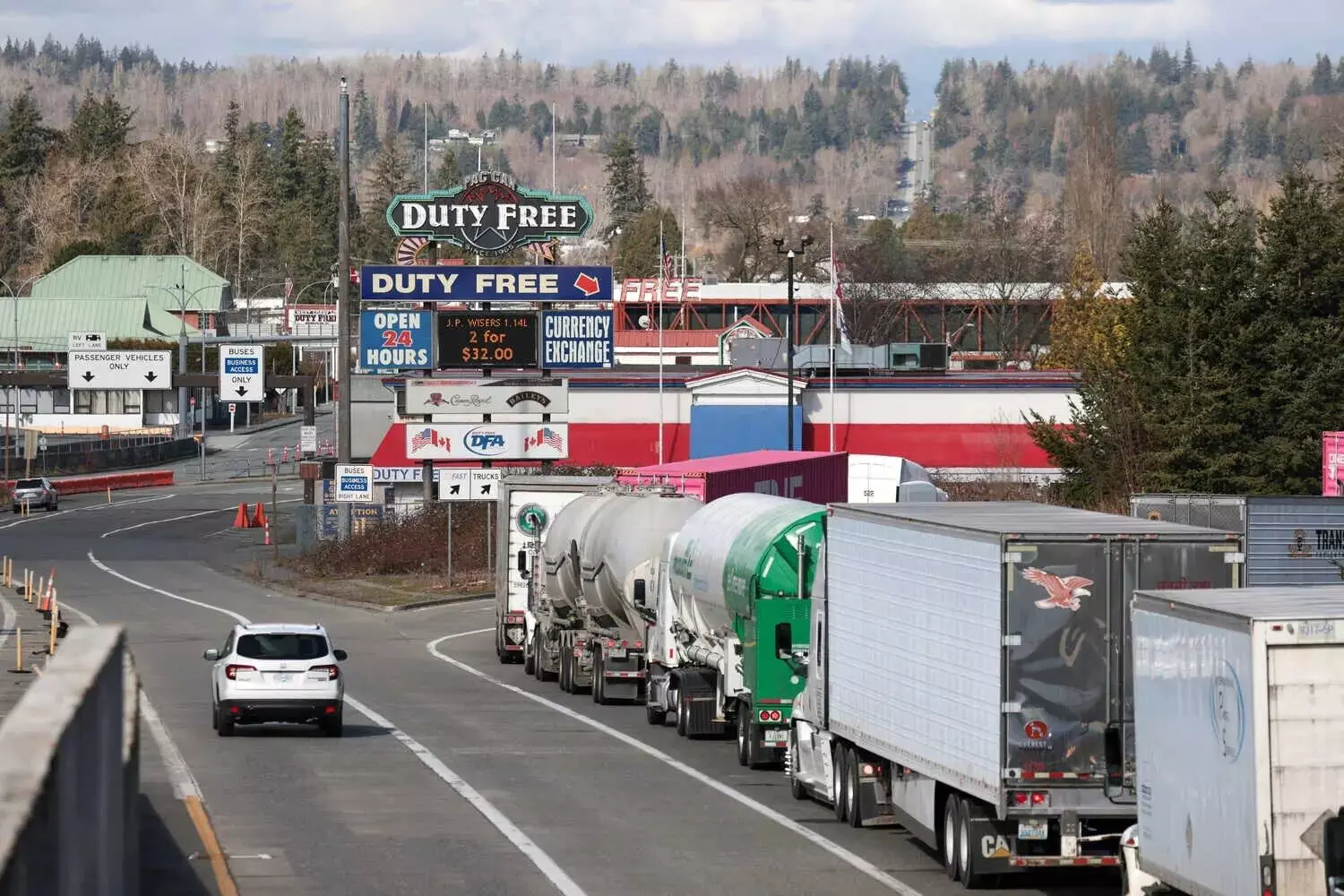Canada: కెనడా అమెరికా వస్తువులపై కొత్త సుంకాలు విధించింది – వాణిజ్య యుద్ధం మరింత తీవ్రం Canada: కెనడా అమెరికా వస్తువులపై కొత్త సుంకాలు విధించింది – వాణిజ్య యుద్ధం మరింత తీవ్రం