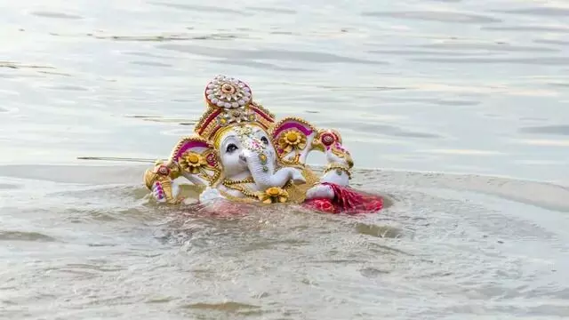 Ganapati Visarjan: గణపతి నిమజ్జనం వెనుక ఉన్న ఆసక్తికరమైన ఆధ్యాత్మిక రహస్యం Ganapati Visarjan: గణపతి నిమజ్జనం వెనుక ఉన్న ఆసక్తికరమైన ఆధ్యాత్మిక రహస్యం