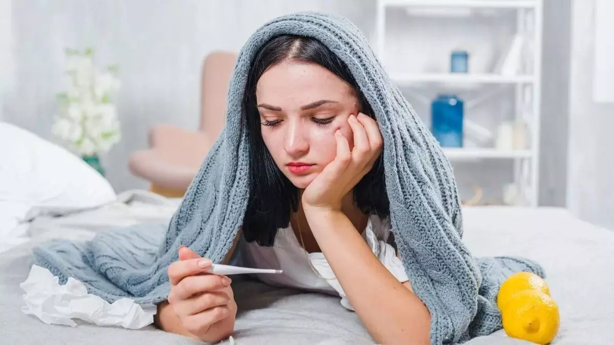 Sweating Reduce Fever: చెమటతో జ్వరాన్ని తగ్గించవచ్చా? డాక్టర్లు ఏమంటున్నారంటే.? Sweating Reduce Fever: చెమటతో జ్వరాన్ని తగ్గించవచ్చా? డాక్టర్లు ఏమంటున్నారంటే.?