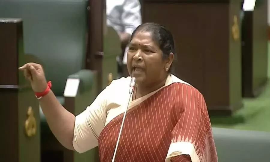 Minister Seethakka: బీఆర్ఎస్ ఎమ్మెల్యేలదే కీచకపర్వం.. మహిళా ఎమ్మెల్యేలపై అసభ్య ప్రవర్తనపై వీడియోతో మంత్రి సీతక్క ఫైర్ Minister Seethakka: బీఆర్ఎస్ ఎమ్మెల్యేలదే కీచకపర్వం.. మహిళా ఎమ్మెల్యేలపై అసభ్య ప్రవర్తనపై వీడియోతో మంత్రి సీతక్క ఫైర్