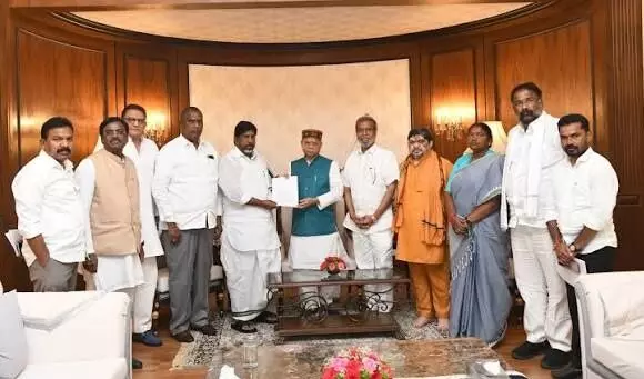 Deputy Chief Minister Bhatti Vikramarka: భారాసపై నాజీ విలువల ఆరోపణ.. గవర్నర్కు మంత్రుల వినతిపత్రం Deputy Chief Minister Bhatti Vikramarka: భారాసపై నాజీ విలువల ఆరోపణ.. గవర్నర్కు మంత్రుల వినతిపత్రం