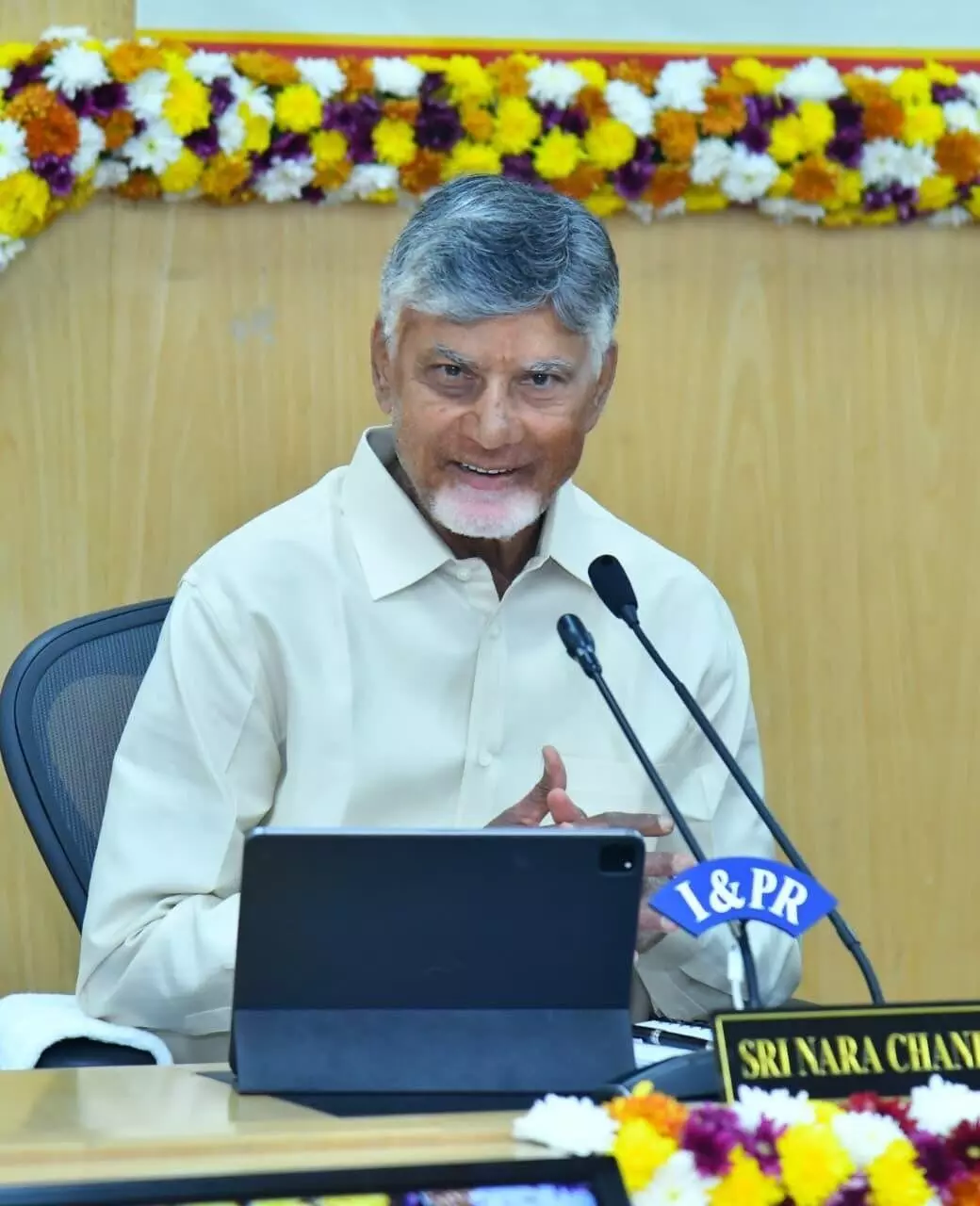 CM Chandrababu: ఫైళ్లు పెండింగ్లో ఉంటే అభివృద్ధి, పాలన కూడా పెండింగ్లోనే: సీఎం చంద్రబాబు CM Chandrababu: ఫైళ్లు పెండింగ్లో ఉంటే అభివృద్ధి, పాలన కూడా పెండింగ్లోనే: సీఎం చంద్రబాబు