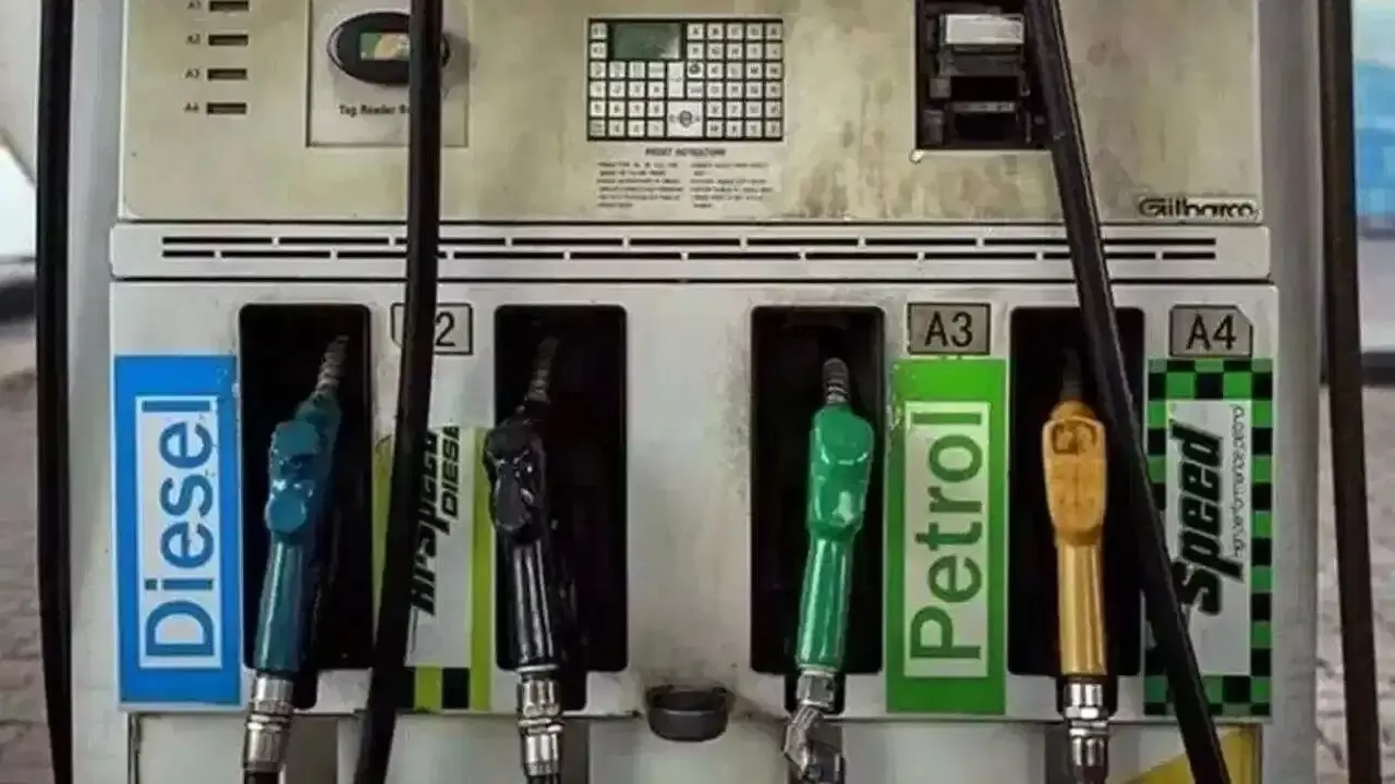 Crude Oil: పెట్రోల్, డీజిల్పై ఆయిల్ కంపెనీలకు భారీ నష్టాలు.. సామాన్యుడికి మళ్లీ బాదుడు తప్పదా? Crude Oil: పెట్రోల్, డీజిల్పై ఆయిల్ కంపెనీలకు భారీ నష్టాలు.. సామాన్యుడికి మళ్లీ బాదుడు తప్పదా?