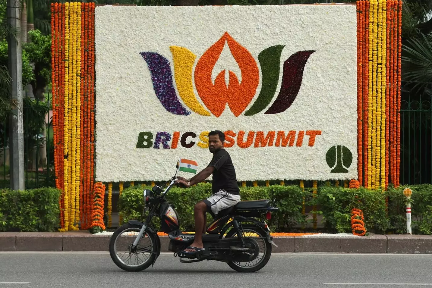 BRICS Summit: బ్రిక్స్ వేదికపై ఇరాన్ హాజరు.. పెరుగుతున్న చమురు ధరల వేళ అమెరికాకు కొత్త సంకేతం BRICS Summit: బ్రిక్స్ వేదికపై ఇరాన్ హాజరు.. పెరుగుతున్న చమురు ధరల వేళ అమెరికాకు కొత్త సంకేతం