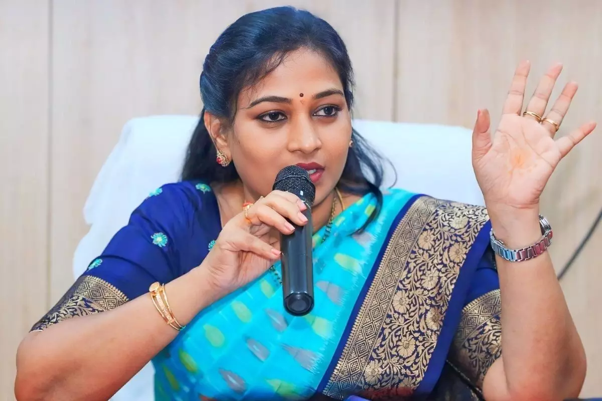Home Minister: గణేశ్ నవరాత్రుల భద్రతపై హోంమంత్రి సమీక్ష.. ఎస్పీలతో టెలికాన్ఫరెన్స్లో కీలక ఆదేశాలు Home Minister: గణేశ్ నవరాత్రుల భద్రతపై హోంమంత్రి సమీక్ష.. ఎస్పీలతో టెలికాన్ఫరెన్స్లో కీలక ఆదేశాలు