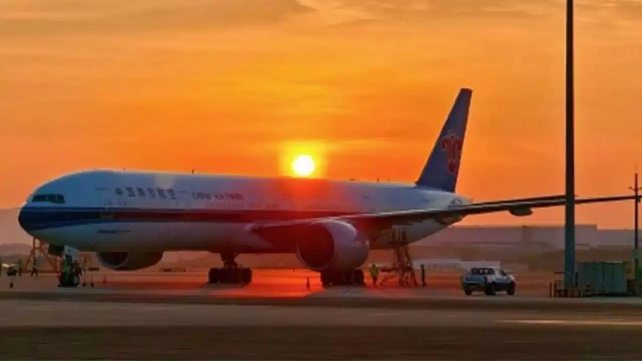 Flight Service: సరిహద్దు వివాదాల వేళ శుభవార్త.. భారత్-చైనా మధ్య మళ్లీ మొదలైన విమాన సర్వీసులు Flight Service: సరిహద్దు వివాదాల వేళ శుభవార్త.. భారత్-చైనా మధ్య మళ్లీ మొదలైన విమాన సర్వీసులు
