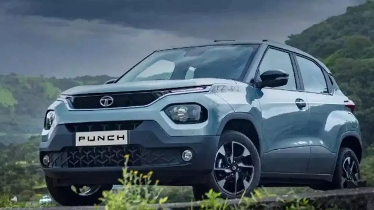 Tata Punch: కారు కొనుగోలుదారులకు గట్టి షాక్: భారీగా పెరిగిన టాటా పంచ్, పంచ్ ఈవీ ధరలు! Tata Punch: కారు కొనుగోలుదారులకు గట్టి షాక్: భారీగా పెరిగిన టాటా పంచ్, పంచ్ ఈవీ ధరలు!