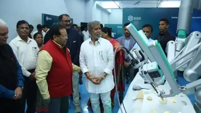 Robotic Surgeries: ప్రభుత్వ ఆసుపత్రుల్లో రోబోటిక్ సర్జరీలు విస్తరణ.. సామాన్యులకు అందుబాటులోకి Robotic Surgeries: ప్రభుత్వ ఆసుపత్రుల్లో రోబోటిక్ సర్జరీలు విస్తరణ.. సామాన్యులకు అందుబాటులోకి