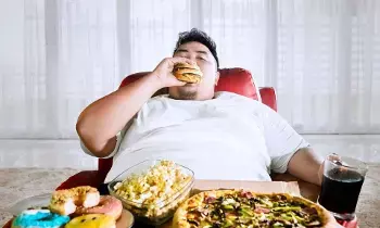 Gaining Weight but Still Nutrient Deficient: బరువు పెరిగినా పోషకాహార లోపమా? కడుపునిండా తింటున్నా విటమిన్లు ఎందుకు తగ్గుతున్నాయి? Gaining Weight but Still Nutrient Deficient: బరువు పెరిగినా పోషకాహార లోపమా? కడుపునిండా తింటున్నా విటమిన్లు ఎందుకు తగ్గుతున్నాయి?
