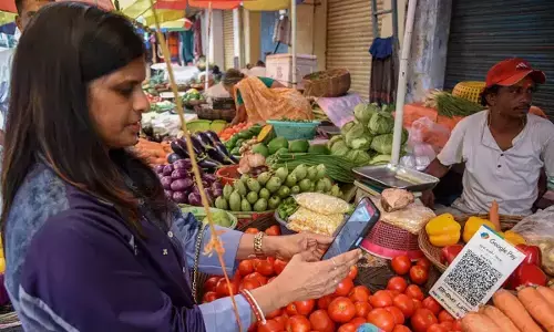UPI: రూ.2000 దాటితే బాదేస్తారా? యూపీఐ రూల్స్ గురించి అసలు నిజాలు ఇవే! UPI: రూ.2000 దాటితే బాదేస్తారా? యూపీఐ రూల్స్ గురించి అసలు నిజాలు ఇవే!