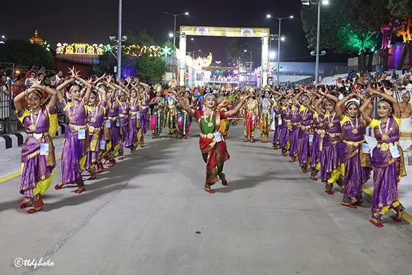 Lord Venkateswara: పెద్దశేష వాహనంపై శ్రీవారి వైభవం – కళాబృందాల కనువిందు Lord Venkateswara: పెద్దశేష వాహనంపై శ్రీవారి వైభవం – కళాబృందాల కనువిందు
