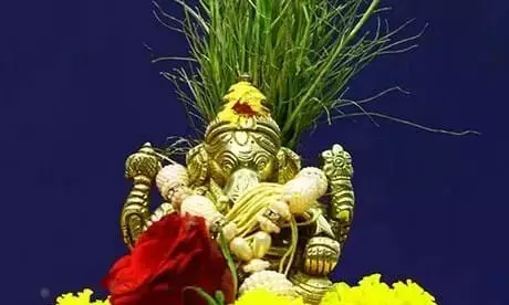 Throwing Away Flowers Used in Ganapati Puja: గణపతి పూజ పువ్వులను పారేస్తున్నారా? ఈ 4 పద్ధతుల్లో మళ్లీ ఉపయోగించండి.. Throwing Away Flowers Used in Ganapati Puja: గణపతి పూజ పువ్వులను పారేస్తున్నారా? ఈ 4 పద్ధతుల్లో మళ్లీ ఉపయోగించండి..
