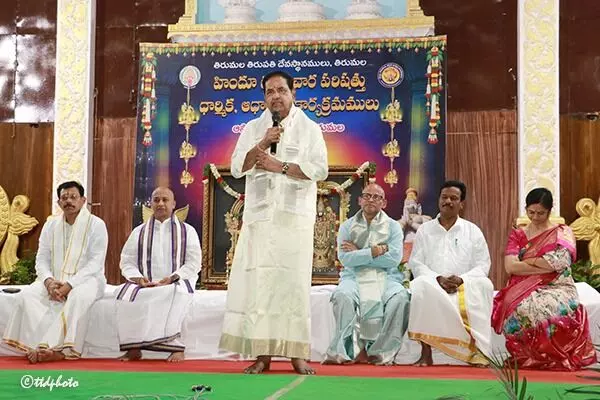 Brahmotsavams: బ్రహ్మోత్సవాలకు విచ్చేసే భక్తుల పట్ల గౌరవంతో సేవలు అందించాలి Brahmotsavams: బ్రహ్మోత్సవాలకు విచ్చేసే భక్తుల పట్ల గౌరవంతో సేవలు అందించాలి