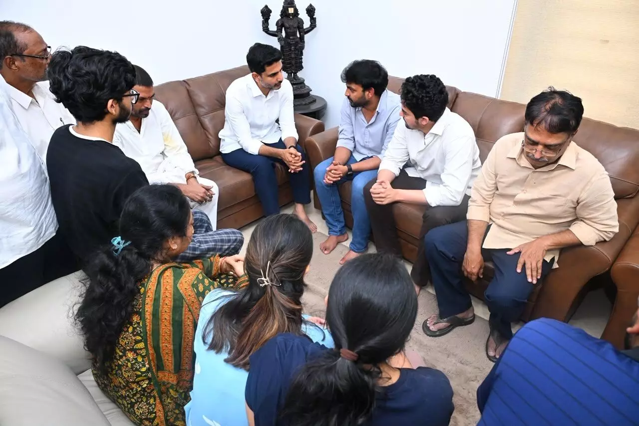 Minister Nara Lokesh: ఆళ్ల నాని పార్థివ దేహానికి నివాళులు.. కుటుంబానికి అండగా ఉంటాం: మంత్రి నారా లోకేశ్ Minister Nara Lokesh: ఆళ్ల నాని పార్థివ దేహానికి నివాళులు.. కుటుంబానికి అండగా ఉంటాం: మంత్రి నారా లోకేశ్