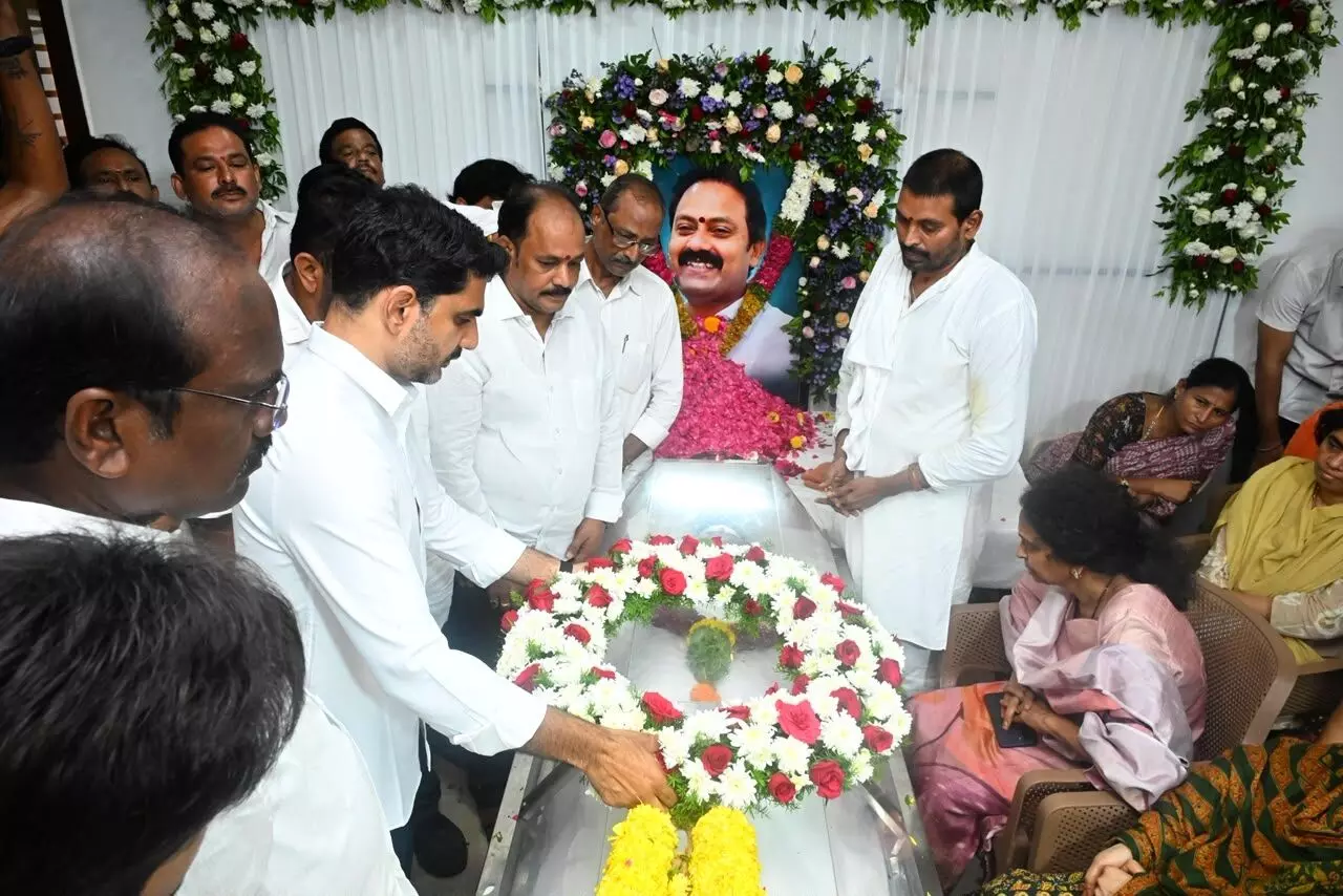 Minister Nara Lokesh: ఆళ్ల నాని పార్థివ దేహానికి నివాళులు.. కుటుంబానికి అండగా ఉంటాం: మంత్రి నారా లోకేశ్ Minister Nara Lokesh: ఆళ్ల నాని పార్థివ దేహానికి నివాళులు.. కుటుంబానికి అండగా ఉంటాం: మంత్రి నారా లోకేశ్