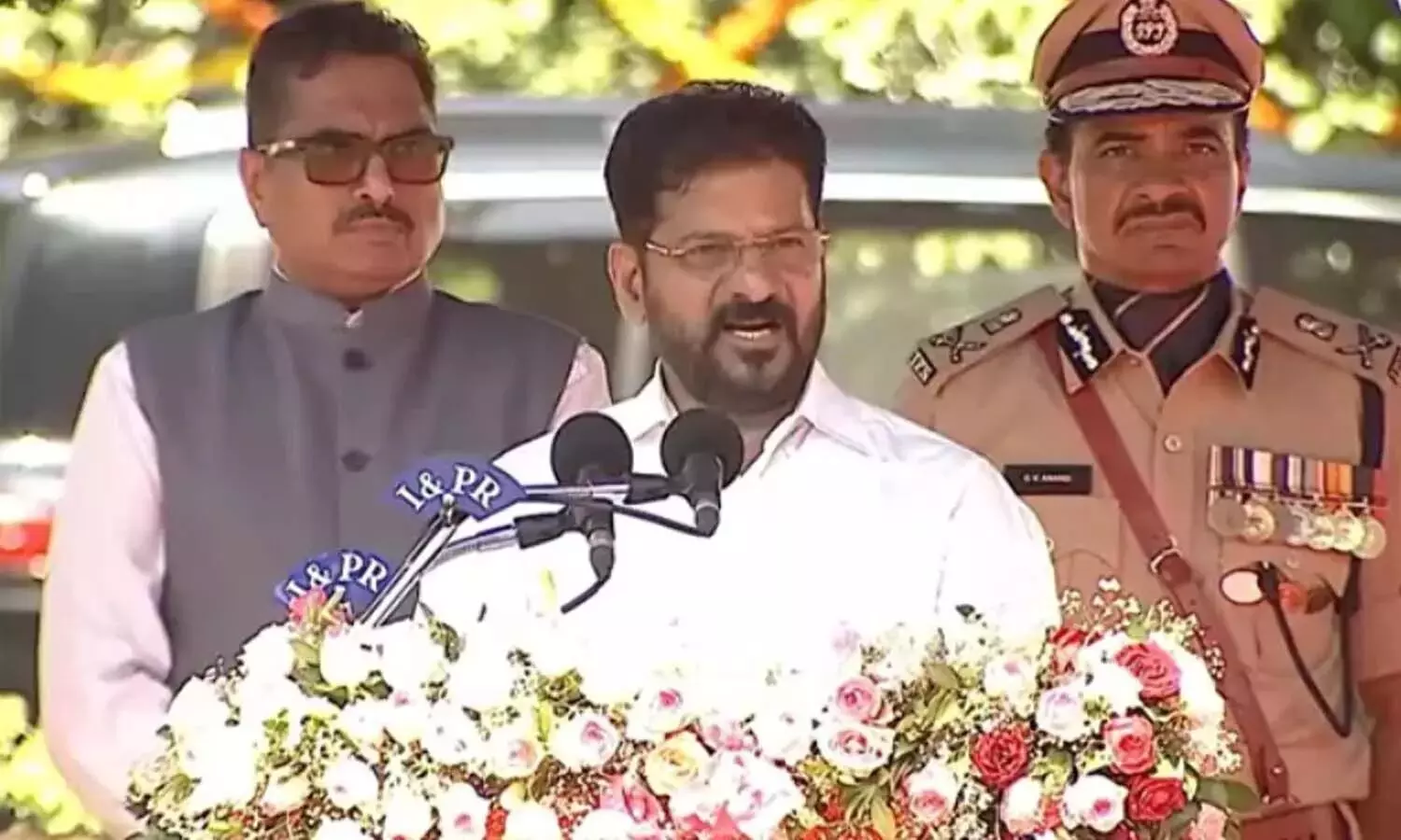 CM Revanth Reddy: అన్యాయాన్ని ఎదిరించిన తెలంగాణ గడ్డపై ప్రజాపాలన దినోత్సవం.. సీఎం రేవంత్రెడ్డి చారిత్రక ఉపన్యాసం CM Revanth Reddy: అన్యాయాన్ని ఎదిరించిన తెలంగాణ గడ్డపై ప్రజాపాలన దినోత్సవం.. సీఎం రేవంత్రెడ్డి చారిత్రక ఉపన్యాసం