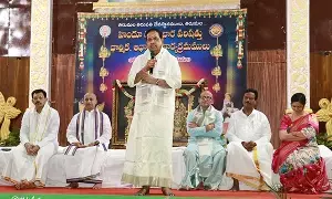 Brahmotsavams: బ్రహ్మోత్సవాలకు విచ్చేసే భక్తుల పట్ల గౌరవంతో సేవలు అందించాలి Brahmotsavams: బ్రహ్మోత్సవాలకు విచ్చేసే భక్తుల పట్ల గౌరవంతో సేవలు అందించాలి