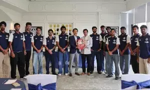 Team India: క్రికెట్ మైదానంలో సరికొత్త మైలురాయి.. జపాన్ రాయబారితో శ్రేయస్ అయ్యర్, టీమ్ ఇండియా భేటీ.. Team India: క్రికెట్ మైదానంలో సరికొత్త మైలురాయి.. జపాన్ రాయబారితో శ్రేయస్ అయ్యర్, టీమ్ ఇండియా భేటీ..