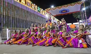 Lord Venkateswara: హంస వాహనంపై శ్రీవారికి కళాకారుల నృత్య నీరాజనం Lord Venkateswara: హంస వాహనంపై శ్రీవారికి కళాకారుల నృత్య నీరాజనం