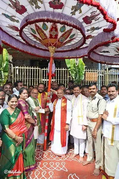 Garuda Seva: గరుడ సేవ కోసం తిరుమలకు చేరిన 9 శ్రీవారి గొడుగులు Garuda Seva: గరుడ సేవ కోసం తిరుమలకు చేరిన 9 శ్రీవారి గొడుగులు