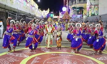 Lords Salakatla Brahmotsavams: భక్తులను అలరించిన దేశీయ కళారూపాలు