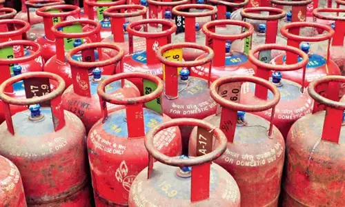 Deepam-2 Subsidy: నిర్ణీత తేదీన దీపం-2 రాయితీ లబ్ధిదారుల ఖాతాల్లో జమ Deepam-2 Subsidy: నిర్ణీత తేదీన దీపం-2 రాయితీ లబ్ధిదారుల ఖాతాల్లో జమ