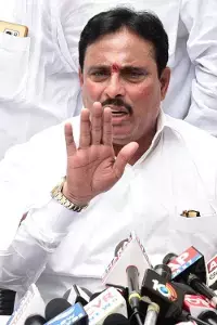 High Court: ఖైరతాబాద్లో ఉప ఎన్నిక తప్పదు.. దానం నాగేందర్పై హైకోర్టు అనర్హత వేటు High Court: ఖైరతాబాద్లో ఉప ఎన్నిక తప్పదు.. దానం నాగేందర్పై హైకోర్టు అనర్హత వేటు