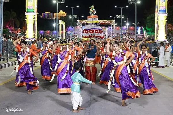Srivari Sarva Bhoopala Vahana Seva: శ్రీవారి సర్వ భూపాల వాహన సేవలో కనులపండువగా సాంస్కృతిక ప్రదర్శనలు Srivari Sarva Bhoopala Vahana Seva: శ్రీవారి సర్వ భూపాల వాహన సేవలో కనులపండువగా సాంస్కృతిక ప్రదర్శనలు