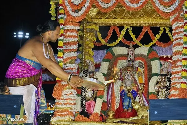 Sarva Bhoopala Vahanam: సర్వభూపాల వాహనంపై గజేంద్ర మోక్ష అలంకారంలో శ్రీమలయప్ప అభయం Sarva Bhoopala Vahanam: సర్వభూపాల వాహనంపై గజేంద్ర మోక్ష అలంకారంలో శ్రీమలయప్ప అభయం