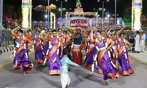 Srivari Sarva Bhoopala Vahana Seva: శ్రీవారి సర్వ భూపాల వాహన సేవలో కనులపండువగా సాంస్కృతిక ప్రదర్శనలు Srivari Sarva Bhoopala Vahana Seva: శ్రీవారి సర్వ భూపాల వాహన సేవలో కనులపండువగా సాంస్కృతిక ప్రదర్శనలు
