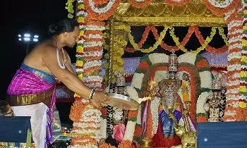 Sarva Bhoopala Vahanam: సర్వభూపాల వాహనంపై గజేంద్ర మోక్ష అలంకారంలో శ్రీమలయప్ప అభయం Sarva Bhoopala Vahanam: సర్వభూపాల వాహనంపై గజేంద్ర మోక్ష అలంకారంలో శ్రీమలయప్ప అభయం