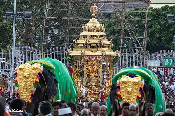 Tirumala: గోవిందనామస్మరణతో మార్మోగిన తిరుమాడ వీధులు Tirumala: గోవిందనామస్మరణతో మార్మోగిన తిరుమాడ వీధులు
