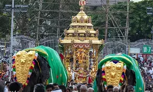 Tirumala: గోవిందనామస్మరణతో మార్మోగిన తిరుమాడ వీధులు Tirumala: గోవిందనామస్మరణతో మార్మోగిన తిరుమాడ వీధులు