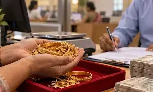 Gold Loan: ఇల్లు లేదా ప్రాపర్టీ లోన్లొద్దు.. నేటి యువత గోల్డ్ లోన్ల వైపే ఎందుకు మొగ్గు చూపుతోంది? Gold Loan: ఇల్లు లేదా ప్రాపర్టీ లోన్లొద్దు.. నేటి యువత గోల్డ్ లోన్ల వైపే ఎందుకు మొగ్గు చూపుతోంది?
