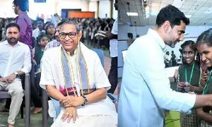 Minister Nara Lokesh: చిన్న సమస్యలకు కుంగిపోకండి.. ఎదురొడ్డి పోరాడండి: మంత్రి నారా లోకేశ్ Minister Nara Lokesh: చిన్న సమస్యలకు కుంగిపోకండి.. ఎదురొడ్డి పోరాడండి: మంత్రి నారా లోకేశ్