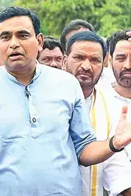 Nija Nirdharana Yatra: జగదీశ్రెడ్డి ఫాంహౌస్ ముట్టడించిన కాంగ్రెస్ నేతలు.. 12 ఎకరాల ఇనాం భూముల ఆక్రమణపై ఆరోపణలు Nija Nirdharana Yatra: జగదీశ్రెడ్డి ఫాంహౌస్ ముట్టడించిన కాంగ్రెస్ నేతలు.. 12 ఎకరాల ఇనాం భూముల ఆక్రమణపై ఆరోపణలు