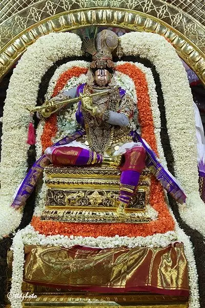 Chandraprabha Vahana: చంద్రప్రభ వాహనంపై మురళీ కృష్ణుడి అలంకారంలో శ్రీ మలయప్ప Chandraprabha Vahana: చంద్రప్రభ వాహనంపై మురళీ కృష్ణుడి అలంకారంలో శ్రీ మలయప్ప