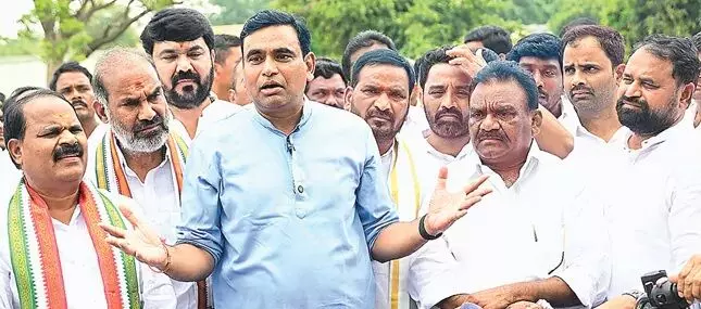 Nija Nirdharana Yatra: జగదీశ్రెడ్డి ఫాంహౌస్ ముట్టడించిన కాంగ్రెస్ నేతలు.. 12 ఎకరాల ఇనాం భూముల ఆక్రమణపై ఆరోపణలు Nija Nirdharana Yatra: జగదీశ్రెడ్డి ఫాంహౌస్ ముట్టడించిన కాంగ్రెస్ నేతలు.. 12 ఎకరాల ఇనాం భూముల ఆక్రమణపై ఆరోపణలు